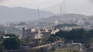 城市远景中的山峦与建筑