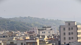 城市建筑与远山景观