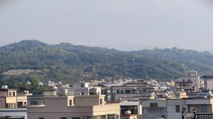 城郊民居背靠青山