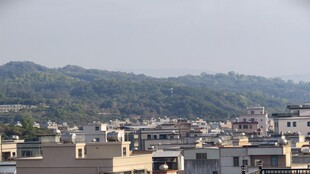 城郊民居背后青山如黛