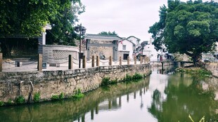 江南水乡河畔古朴建筑