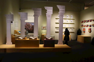 博物馆内的古代石柱展品