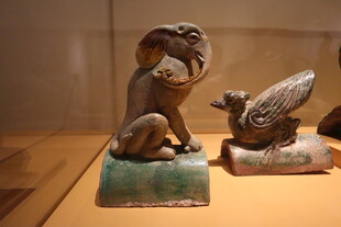 古代陶制神兽雕塑