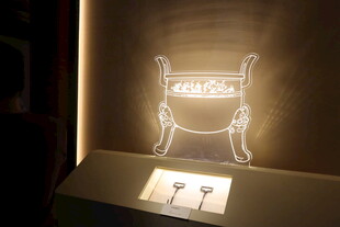 3D立体展示的古代鼎模型