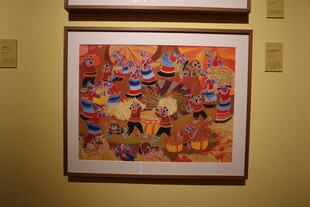 墙上的多彩装饰画作