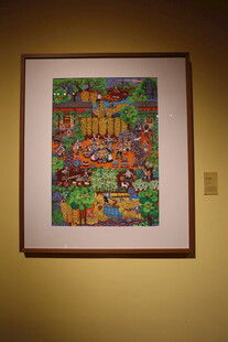 墙上挂的多彩抽象画作