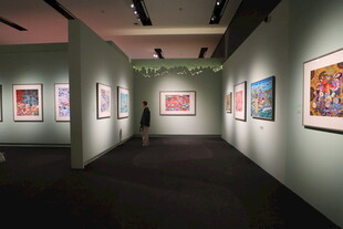 艺术展厅内的多彩画作