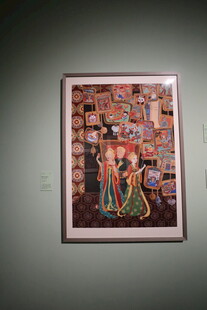 墙上的多彩艺术画作