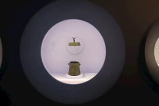 圆形展示台的精致物件