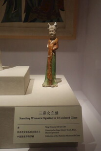 唐代三彩仕女俑