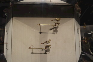 展示架上的精致小摆件