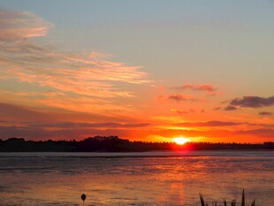 夕阳下的海滨美丽景致