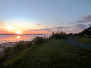 日落时分的海滨美景