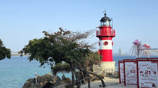 海南三亚蜈支洲岛的灯塔
