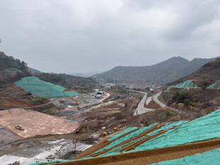 山地施工现场俯瞰景象