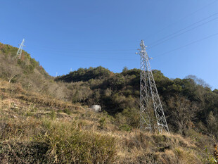 山坡上的通信铁塔