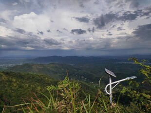 山间美景 远望云雾缭绕