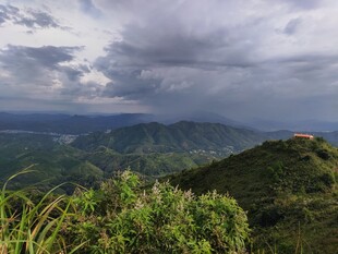 山峦云海间的壮美风光