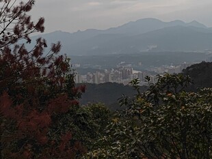 山间远眺城市与朦胧山峦