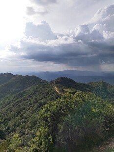 山峦云海间的壮美风光