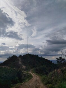 山间土路与多云天空景色