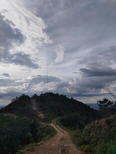 山间蜿蜒小路 云雾环绕