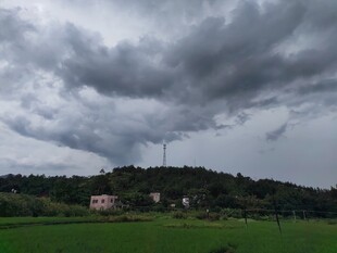 乌云笼罩下的乡村田野