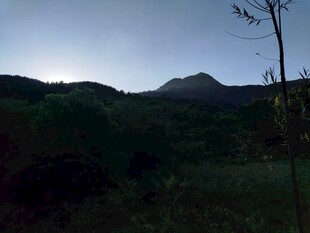 黄昏下的山间景色