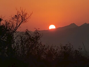 夕阳下的山峦与剪影