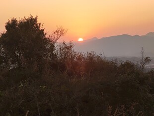 日落山林间美景