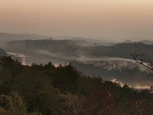 山间晨雾缭绕的美丽景致