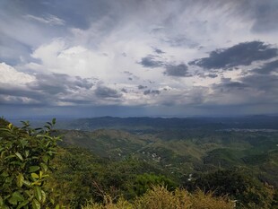 山峦云海间的自然景致
