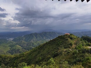 山峦云海间美景