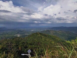 山间美景 云绕绿野