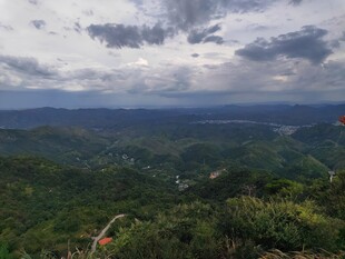 山峦云海间的绿意景致