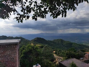 山间景致 云绕葱郁山峦