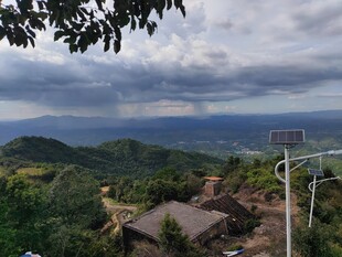 山间景致 云雾缭绕的村落