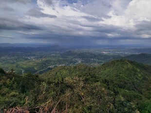 山峦云海间的壮美风光