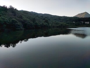 宁静湖畔 山林倒影之美