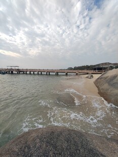 海边风景海浪拍打礁石