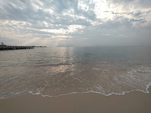 海边日落时分的静谧美景