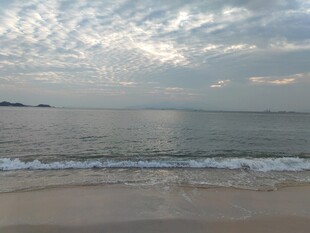 海边沙滩上的云海景观