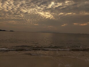 海边黄昏 云霞映于海面