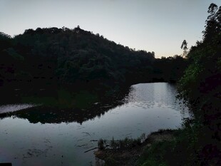 宁静河畔的暮色风光