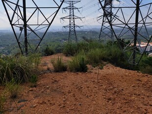 山丘上的高压输电塔