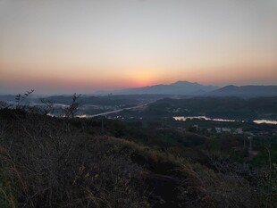 黄昏时分的开阔山野景色