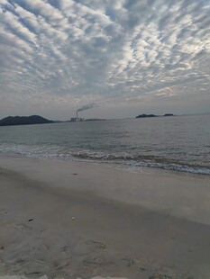海边沙滩与远处海岛风景