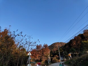 秋日山间公路风景