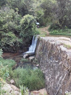 山间小瀑布与石坝景观