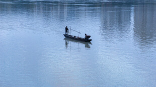 江上孤舟 谧悠然景致